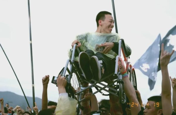 金信达 看音乐节想领结婚证, 是什么让人如此上头? | 睡前聊一会儿