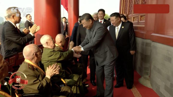 桥宜速配 致敬英雄! 习近平与天安门城楼观礼席的抗战老兵亲切握手